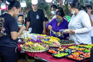 Bangkok, Tayland - 30 Nisan 0, 218: İnsanlar Khao Kvaro pazarında taze sebze yiyorlar.