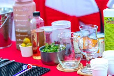 Şehirdeki bir restoranda yemek pişirme süreci