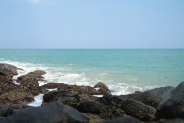 güzel bir deniz manzarası. Deniz ve kaya .