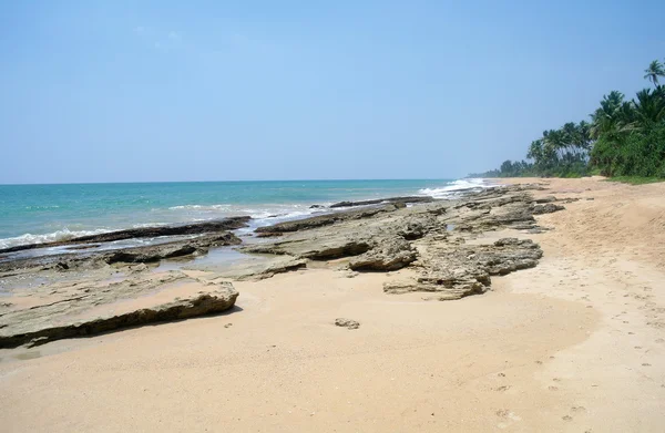 在斯里兰卡田园诗般的海滩上的石头. — 图库照片