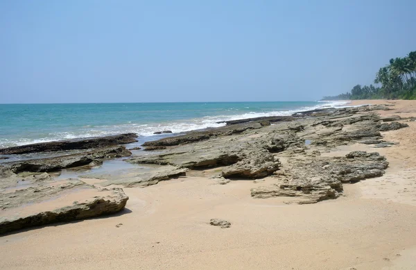 Камни на идиллическом пляже Шри-Ланки . — стоковое фото