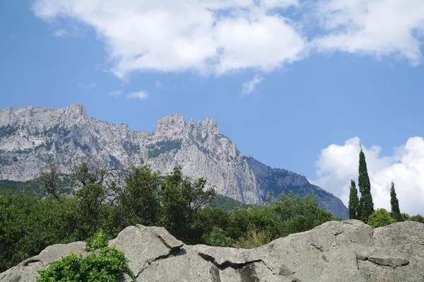 La Crimea las montañas en la parte sur de la península, las montañas el paisaje Ai-Petri. Ucrania — Foto de Stock
