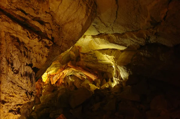 A entrada para uma caverna de estalactite subterrânea — Fotografia de Stock