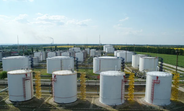 Grandi serbatoi di petrolio industriale in una base di raffineria — Foto Stock