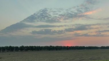 Zaman atlamalı gündoğumu alan ve hareket bulutların üzerinde