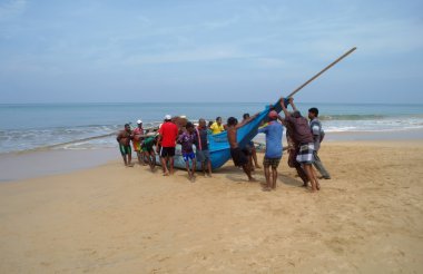 Induruwa, Sri Lanka-Mar 24: Sri Lankalı balıkçılar ve plaj Induruwa, Sri Lanka, teknelerinde .