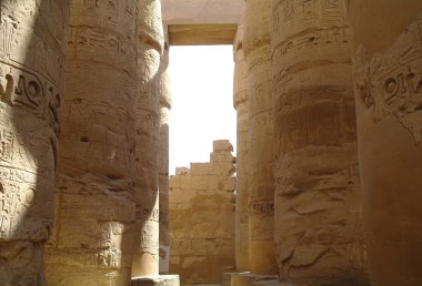 Karnak Tapınağı 'ndaki Büyük Hypostyle Salonu. Luxor, Mısır
