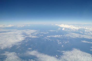 uçaktan görülen mavi gökyüzü ve bulutlar
