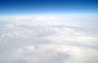 uçaktan görülen mavi gökyüzü ve bulutlar