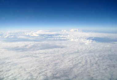 uçaktan görülen mavi gökyüzü ve bulutlar