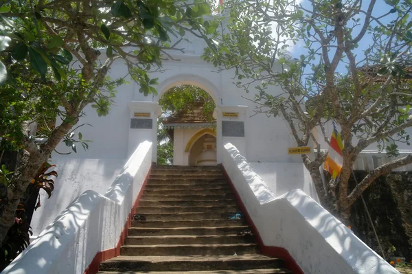 Maadu 川、スリランカの島の寺院 — ストック写真
