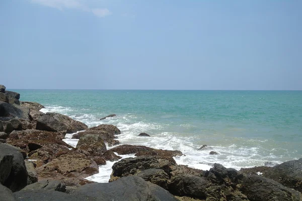 Olas y rocas en el océano desde arriba . —  Fotos de Stock