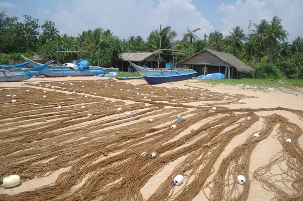 Aldeia piscatória e redes de pesca nas margens do oceano Índico, Sri Lanka . — Fotografia de Stock