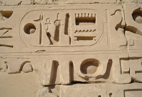 Egyptiska bilder och hieroglyfer ingraverat på sten — Stockfoto