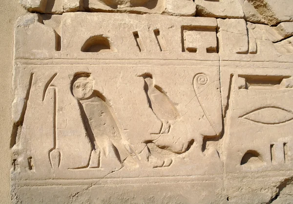 Egyptské obrazy a hieroglyfy vyryto na kámen — Stock fotografie