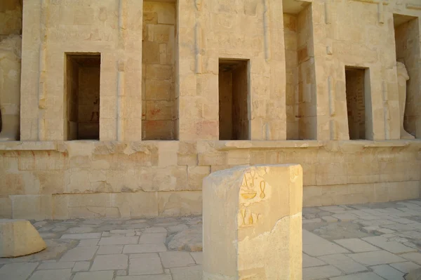 Стены и колонны храма Хатшепсут — стоковое фото