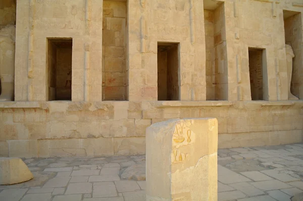 Muros y pilares del templo de Hatshepsut — Foto de Stock