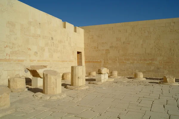 Falak és pillérek a temple of Hatsepszut — Stock Fotó