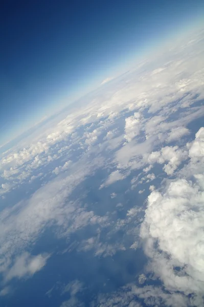 uçaktan görülen mavi gökyüzü ve bulutlar