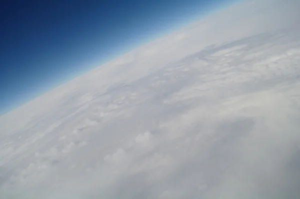 Nuvens e céu azul visto de avião — Fotografia de Stock