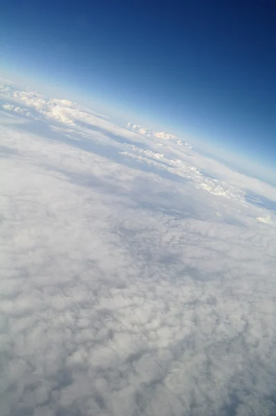 Wolken en blauwe hemel gezien vanaf vliegtuig — Stockfoto