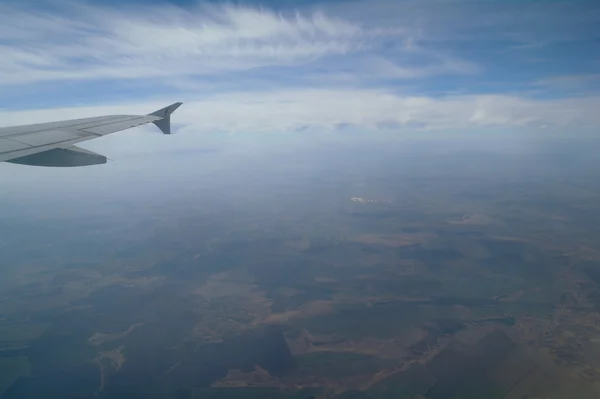 Flugzeug hoch in den blauen Himmel — Stockfoto