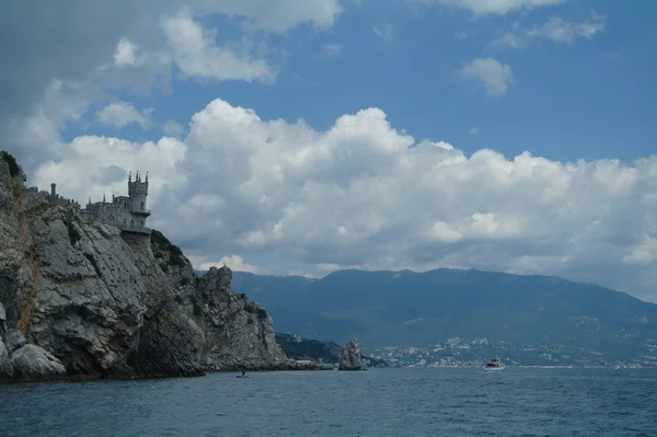 Ninho da andorinha é um castelo decorativo o monumento de arquitetura e história, a principal atração nas margens do Mar Negro da cidade Yalta . — Fotografia de Stock
