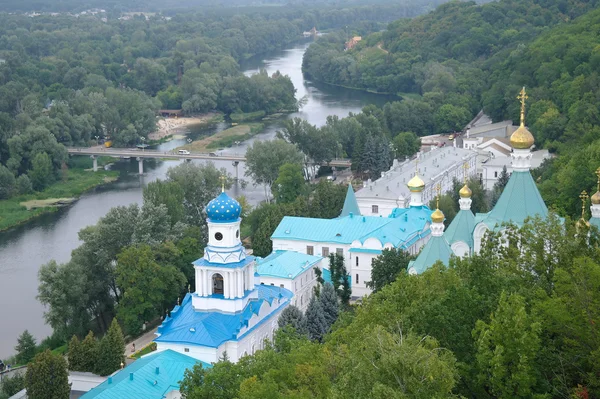 Вид на sviatogorsky припущення Лаура. Святогірськ, Україна — стокове фото