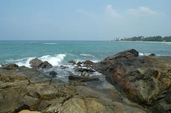 Rochas maciças na costa do oceano Índico — Fotografia de Stock