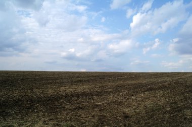Taze sürülmüş tarla İlkbaharda Taze ekime hazır