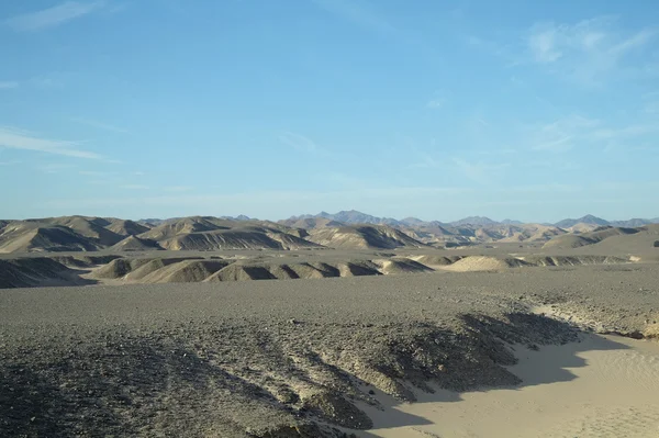 Deserto egiziano e cielo blu . — Foto Stock