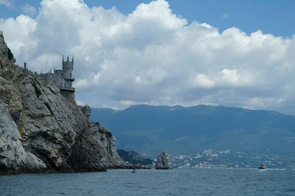 Nido de golondrina es un castillo decorativo el monumento de la arquitectura y la historia, la principal atracción a orillas del Mar Negro de la ciudad de Yalta . — Foto de Stock