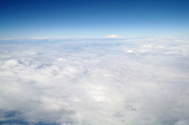 uçaktan görülen mavi gökyüzü ve bulutlar