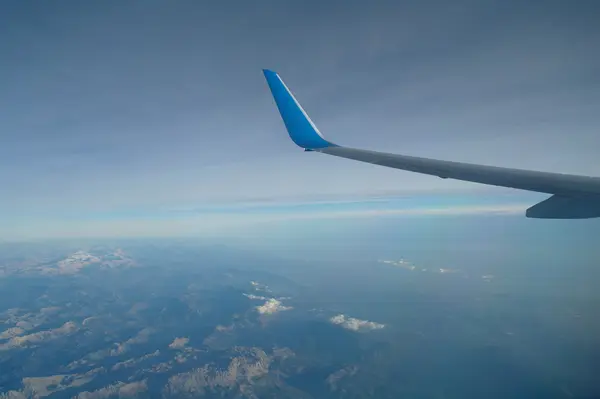 Αεροπλάνο που πετά ψηλά στον ουρανό — Φωτογραφία Αρχείου