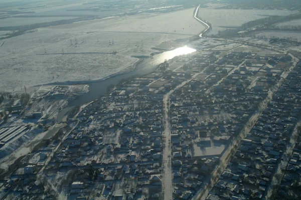 Вид с воздуха на дома и улицы зимой — стоковое фото