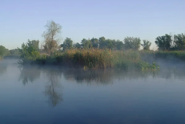 Paesaggio mattutino con nebbia sul fiume — Foto Stock