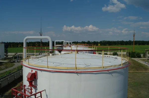 Grandes tanques de aceite industrial en una base de refinería — Foto de Stock