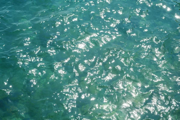 Krásné čisté moře vody odráží na slunci — Stock fotografie