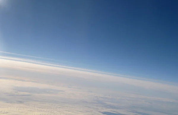 Nubes y cielo azul visto desde el plano — Foto de Stock