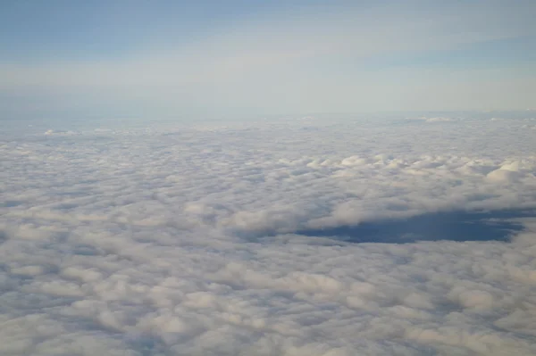 구름과 비행기에서 본 푸른 하늘 — 스톡 사진
