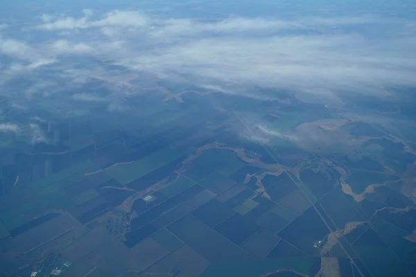 Lucht uitzicht van cloudscape en aarde — Stockfoto