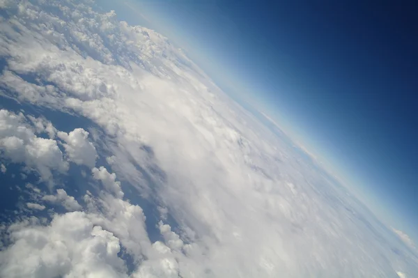 Nuvens e céu azul visto de avião — Fotografia de Stock