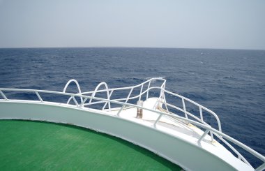 Mavi denizde tatil yaz yelken tekne yay