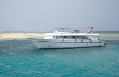 Mercan resifleri gemilerle turistik