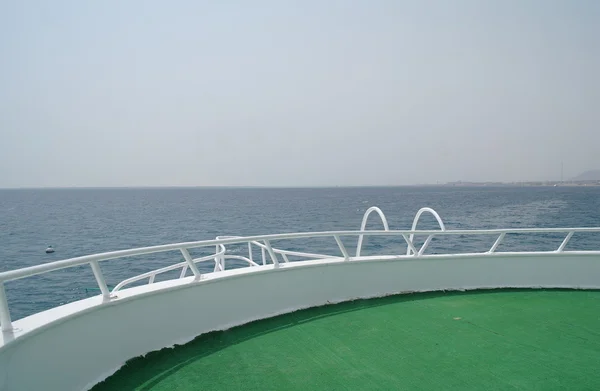 Arc de bateau naviguant en mer bleue pendant les vacances d'été — Photo