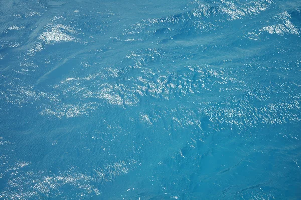 Красивая чистая морская вода, отражающаяся на солнце — стоковое фото