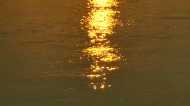 Günbatımında şaşırtıcı glitter nehir manzara