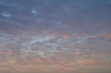 Bulutlu gökyüzü günbatımı veya gündoğumu