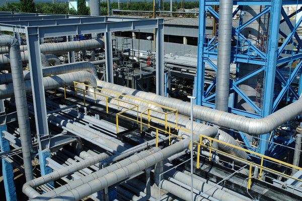 Крупные промышленные нефтяные резервуары на базе НПЗ
