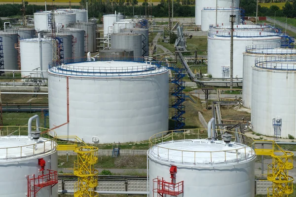 Grandi serbatoi di petrolio industriale in una base di raffineria — Foto Stock